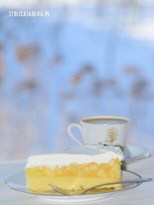 Szarlotka królewska z bitą śmietaną