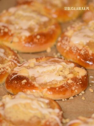 Drożdżówki z jabłkami prażonymi i kruszonką