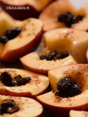 Jabłka pieczone z rodzynkami, miodem i cynamonem