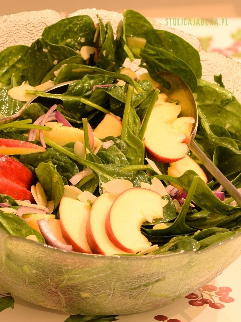 Sałatka ze świeżym szpinakiem i jabłkiem