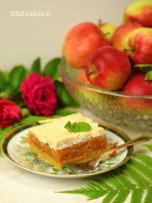 Szarlotka z bezą na kruchym cieście