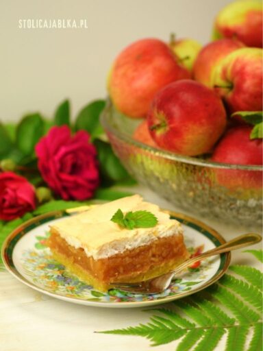 Szarlotka z bezą na kruchym cieście