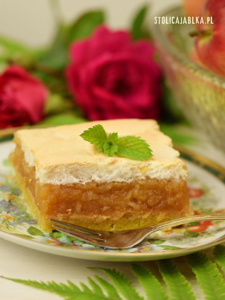 Szarlotka z bezą na kruchym cieście