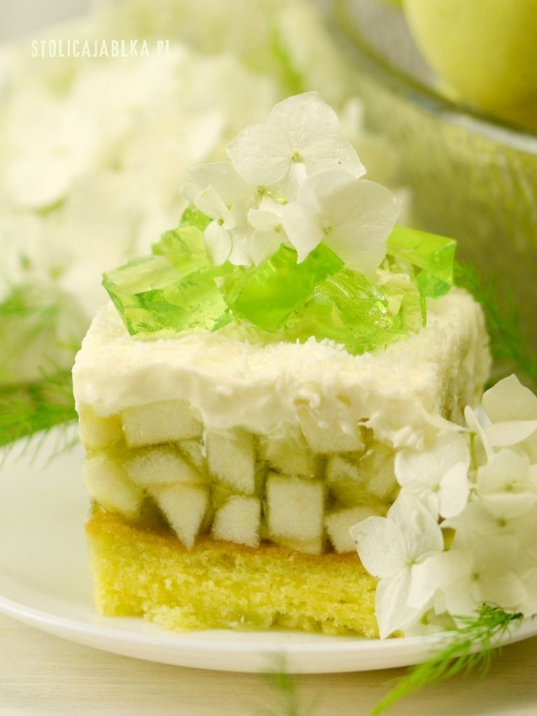 Szarlotka z galaretką agrestową i kremem śmietankowym z mascarpone