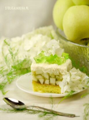 Zielona szarlotka z galaretką i kremem śmietankowym mascarpone